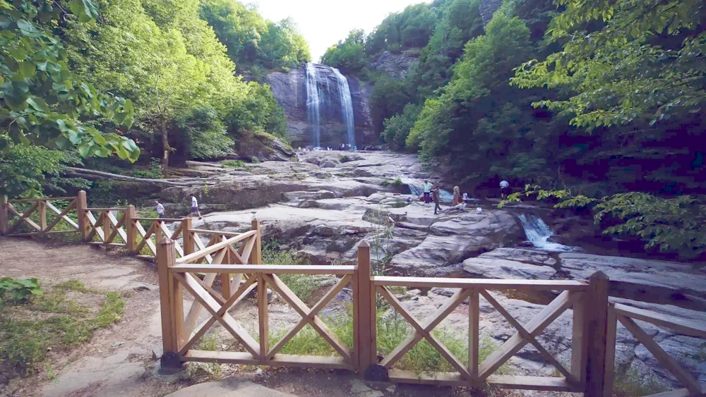 Suuçtu Şelalesi ve Tabiat Parkı görünümü